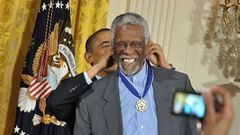 Bill Russell recibe la Medalla de Oro del Congreso, considerada la distinci�n civil m�s alta en Estados Unidos