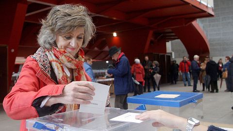 a ministra en funciones de Sanidad, Consumo y Bienestar Social, Mara Luisa Carcedo, ejerce su derecho a voto en un colegio electoral de Gijn