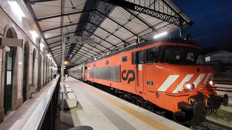 Tren con destino a Coimbra en la estacin de Valena do Minho