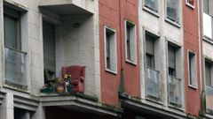 En uno de los balcones han instalado un sof� y una silla