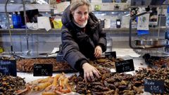 Una pescadera tocando santiagui�os en v�speras de la Nochebuena del 2025 en la coru�esa Plaza de Lugo. 