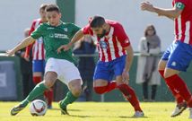 Angeriz disputa un balón al delantero ferrolano Brais Abelenda en el campo de A Pedreira. 