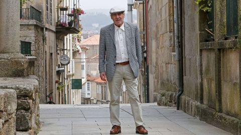 El actor Celso Bugallo, en el casco hist&oacute;rico de Pontevedra en el 2021