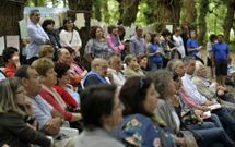 Numeroso p�blico se suma cada a�o a la celebraci�n de la romer�a estradense. 