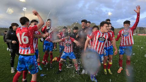 Los jugadores albivermellos celebraron el hist�rico ascenso directo.  