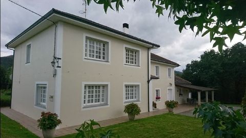 Vivienda de Alfoz ya arreglada, con nueva fachada, retirando adem�s cableado y otros elementos, para dejar un frente m�s limpio.