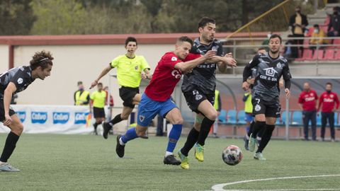 El ourensano Martn Lamelas, jugador del Bergantios, pugna con los futbolistas del Arenteiro