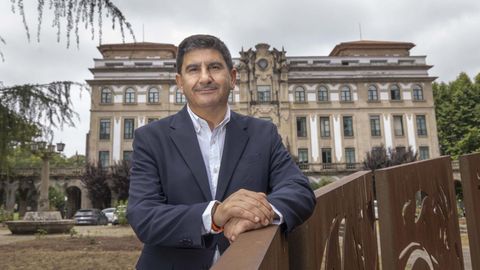 O delegado do Goberno e candidato � alcald�a de Santiago, ante o colexio maior Fonseca