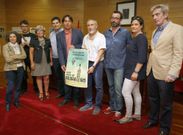 El jurado y representantes del cuatripartito posan con el cartel ganador de esta edici�n. 