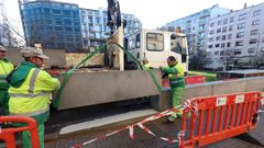Operarios durante la obra de mejora del parque Amalia �lvarez, en Pontevedra