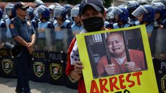 Un manifestante sostiene una pancarta de Dela Rosa durante una protesta que exige su arresto