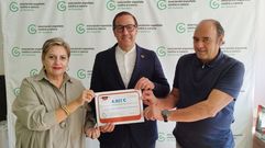 Pilar �vila y Arturo Prado entregando el cheque a Germ�n Rodr�guez-Sa�.