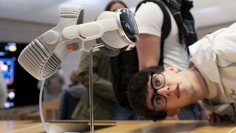 2026. Una persona observa las gafas de realidad virtual Apple Vision Pro en una tienda de la compa��a de la manzana.