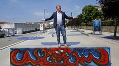 El aspirante a la alcald�a de Pontevedra por el PP, Rafa Dom�nguez, subido a una rampa del �skate park� de Ra��a Victoria.