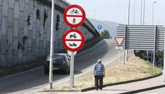 La prohibici�n de circular ciclistas y peatones por la autov�a a Mar�n se hizo efectiva el viernes con se�alizaci�n en los accesos. 