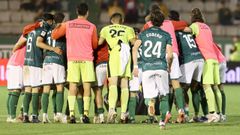 Titulares y suplentes haciendo pi�a en A Malata. 