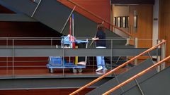 Personal de limpieza en la casa consistorial de Boiro