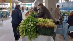 En la plaza de abastos de Lugo se vende grelo cultivado en zonas cercanas a la ciudad.