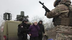 Voluntarios y policas evacan a residentes de una aldea de Zaporiyia.