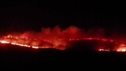 El fuego comenzó en la zona ya la noche del domingo con un incendio que afectó a superficie de monte en Carracedo y OBurgo, en Muras