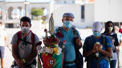 Peregrinos con mascarillas en el santuario de la Virgen de F�tima, en Santar�m