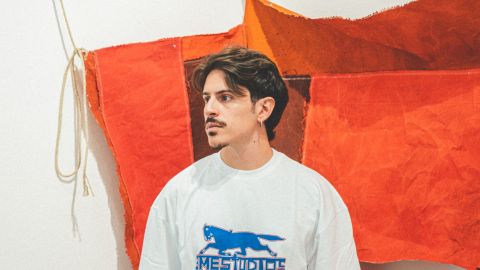 El artista Carlos Fer presenta una intervenci�n art�stica.