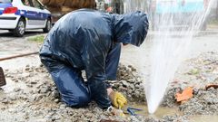 Imagen de archivode una fuga de agua por la rotura de una tubera en Canido