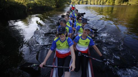 El equipo del barco dragón Cidade de Lugo Dragonas Lugo entrenando en As Saamasas