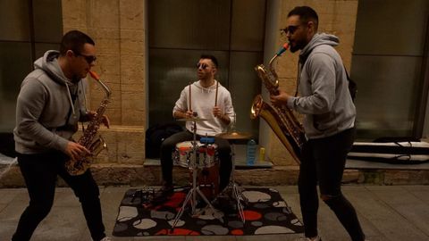 Reconocen que son muchas las personas que se acercan a ellos para felicitarles por alegrar sus paseos y quehaceres diarios en el centro de Oviedo.