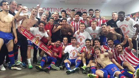 Bernardo comparti� en redes la foto de la plantilla del Sporting y el equipo t�cnico celebrando la permanencia en el vestuario
