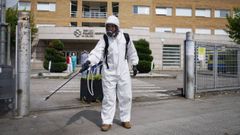 Un operario desinfecta la entrada del hospital de Vern