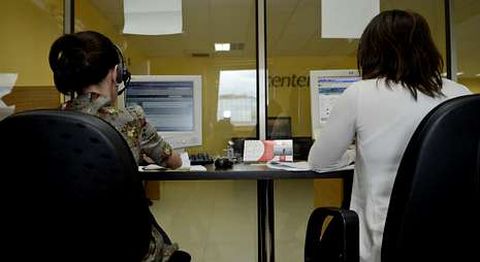 Las llamadas, en ocasiones derivadas del 016, se atienden las 24 horas del día incluso festivos.