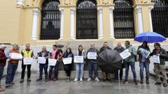 Varios ganaderos realizaron este lunes un encadenamiento simblico frente a la sede de Presidencia del Principado por los ataques del lobo a la cabaa ganadera