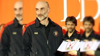 Gustavo Dom�nguez recogi� en el 2009 la medalla de oro de la ciudad en representaci�n de los bomberos