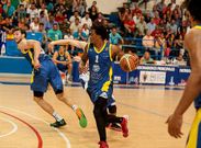 Tyler Brown conduce con la m�xima rapidez un bal�n en la pista melillense. 