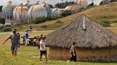 Turistas visitan el castro de Noega, conocido tambi�n por castro de la Campa Torres, desde donde se disfrutan las vistas de la ciudad de Gij�n