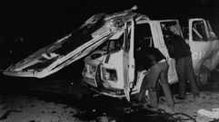 Imagen de archivo de los restos de una furgoneta destrozada por una bomba en Santander. En el atentado fallecieron tres personas y otras 17 resultaron heridas. A�o 1992. 