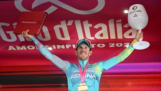 Davide Ballerini, en el podio tras ganar la sexta etapa del Giro 2026.