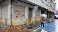 Una vecina del barrio del Ensanche mira el mensaje que dej� el carnicero Miguel Galego y su compa�era Blanca