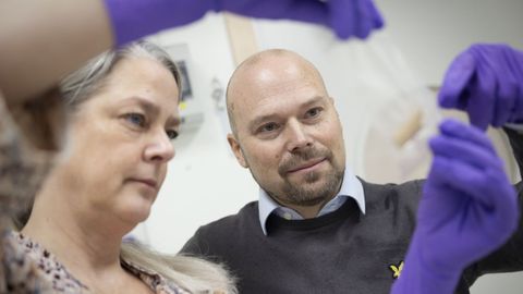 Helena Malmstrm y Mattias Jakobsson sostienen un trozo de costilla de la mujer del ro Riet destinado a la datacin por radiocarbono, que demostr que vivi hace 1.800 aos