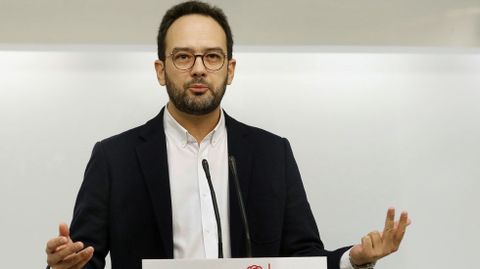 El portavoz del PSOE en el Congreso, Antonio Hernando, durante la rueda de prensa que ha ofrecido hoy en la sede del partido, en Madrid, para valorar el discurso de Navidad del rey Felipe VI