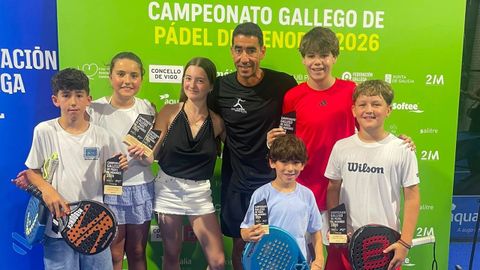 Componentes del equipo del Centro de P�del San Mateo que brillaron en el campeonato gallego de menores con su entrenador, Mateo Garc�a de los Reyes