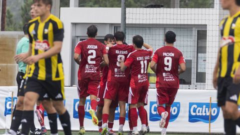 Los jugadores del Berganti�os celebrando un gol ante el Portugalete