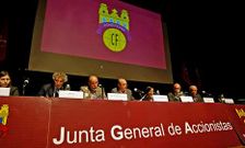 Jos� Manuel Fern�ndez (segundo por la derecha) afronta su primera junta como presidente.