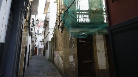 Casa en ruinas en la calle Melitón Cortiñas, en pleno casco histórico de Viveiro. Una maraña de cables cruzan de un edificio a otro