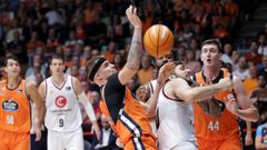 Dino Radoncic pelea por un rebote durante el encuentro liguero contra el Zaragoza.