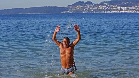 Leónides Álvarez, que vive en Marín, bañándose en la playa de Portocelo en pleno mes de noviembre