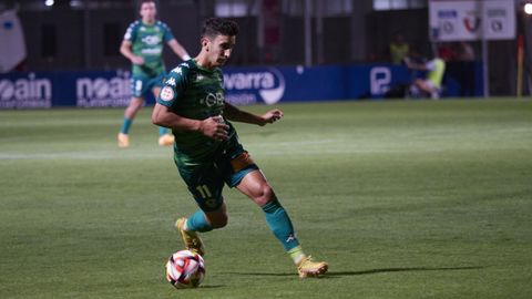 Pibe, extremo del Arenteiro, en el partido contra el Osasuna B.