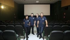 El personal y el gerente de los nuevos cines de Viveiro ayer preparnado los �ltimos detalles. 