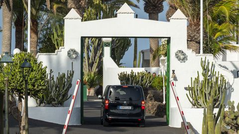 La furgoneta que transport� a Pedro S�nchez entra a La Mareta.